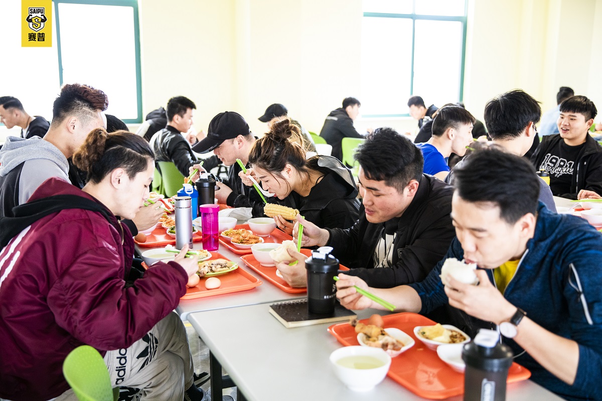 正在用餐的学员们